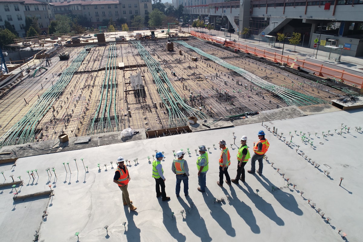 Des professionnels du bâtiment réunis sur un chantier de construction.